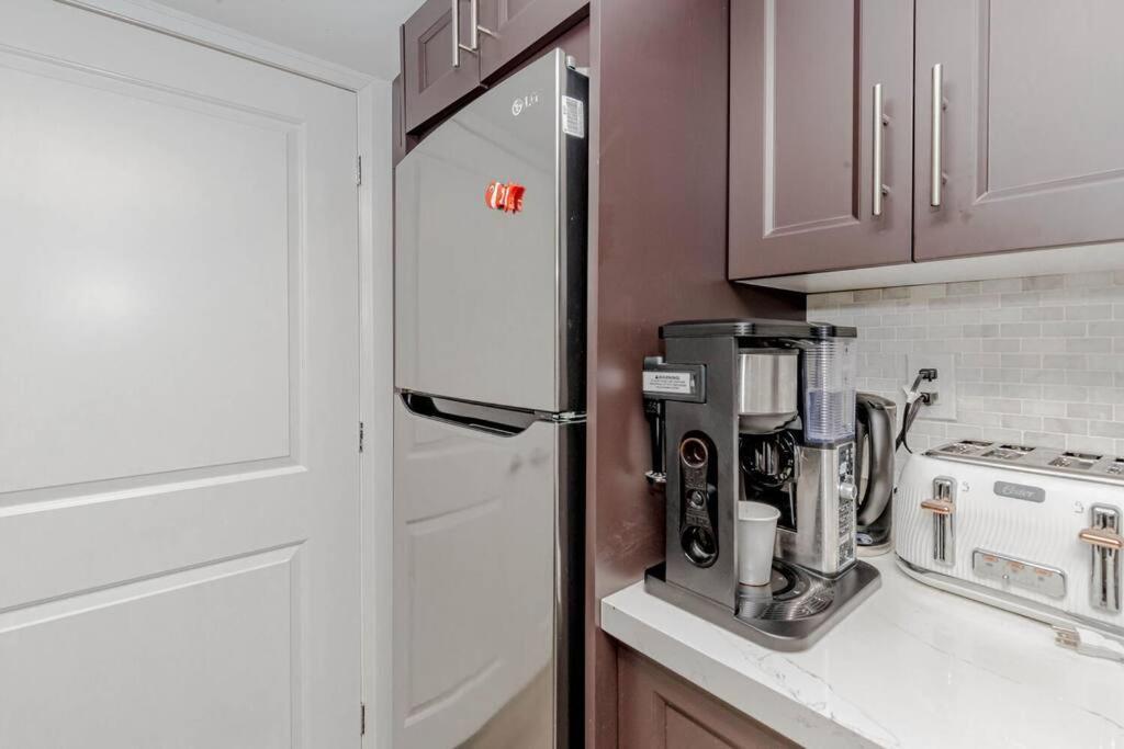 Luxury Basement Apartment In 오크빌 외부 사진