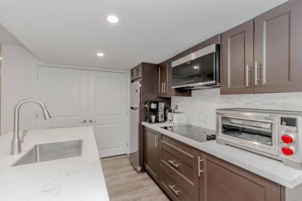 Luxury Basement Apartment In 오크빌 외부 사진
