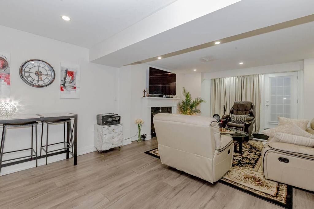 Luxury Basement Apartment In 오크빌 외부 사진