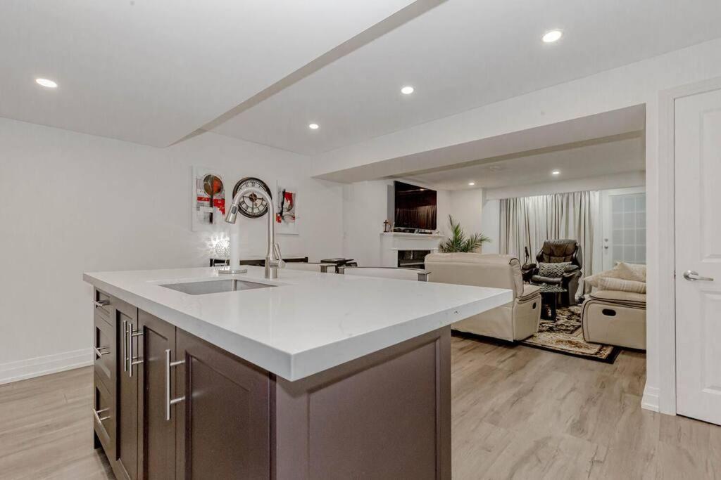 Luxury Basement Apartment In 오크빌 외부 사진