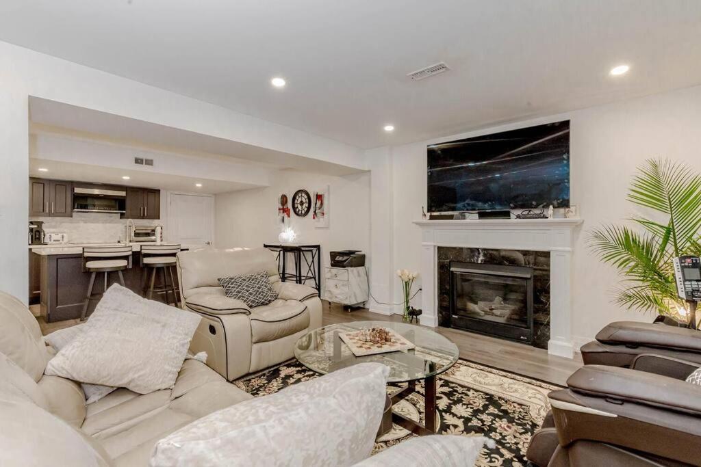 Luxury Basement Apartment In 오크빌 외부 사진